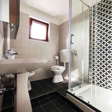 Antico Borgo Tra I Laghi * مييْنا